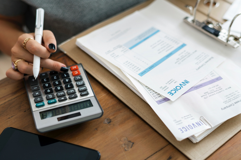 calculator-desk-finance-1253591.jpg